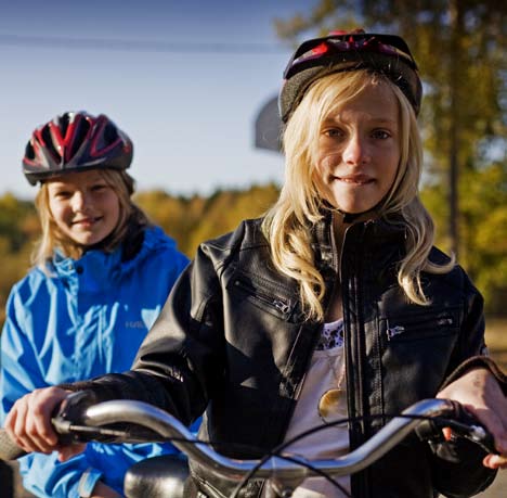 14 RATINASTA Julia Alamäki (edessä) ja Fanni Hakanen ottivat heti uudet kypärät käyttöön. Mistä sähköni tuli? Tampereen Sähkölaitoksen myymästä sähköstä 91 prosenttia oli vuonna 2008 omaa tuotantoa.