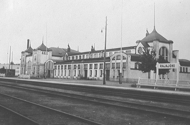 Motaleff in kohdalta eteenpäin mennessä, tien vasemmalla puolen, oli Felix Miettisen maatila (126), siitä edelleen Mikko Rautanen (1937 alkaen) (133) ja viimeisenä Jussi ja Anna-Mari Huuhtanen