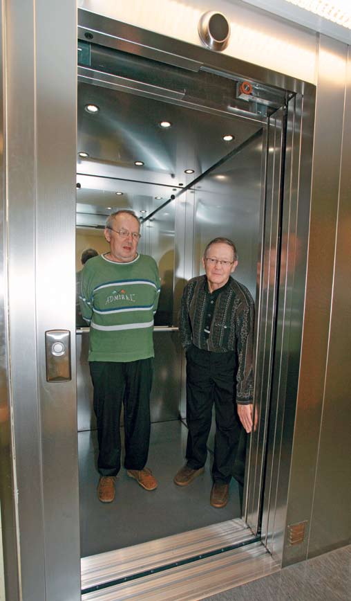 Uunituoreella hissillä kelpaa ottaa kyytiä, tietävät talotoimikunnan puheenjohtaja Veikko Selander (vas.) ja Leevi Alila. teyttä ja kerrotaan, missä mennään. Se tuntuu mukavalta.