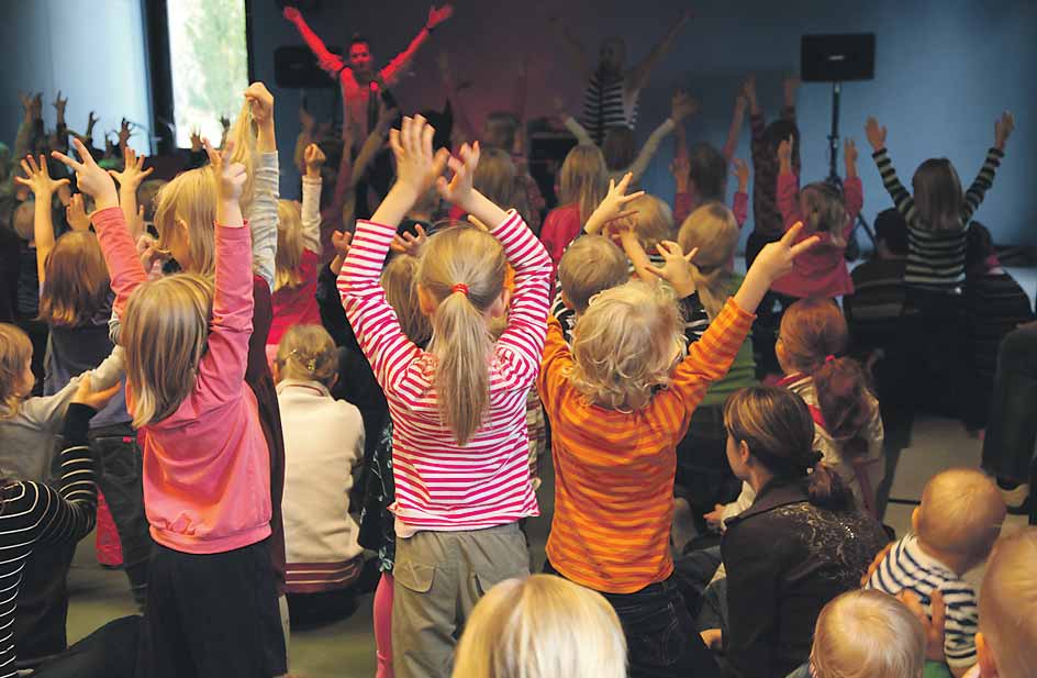 Kesto 30 min. Lapsille omatoimisia leikki- ja toimintapisteitä Arjen aakkoset -näyttelyssä sekä Pajalla (näyttelytiloissa, Työväentalon vieressä).