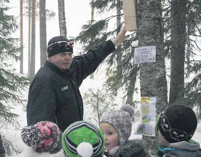 21.3.2013 KAJAANIN SEURAKUNTALEHTI 7 Luontopolulla ihmeteltiin eläinten jälkiä Kaisa Rönkä "Linnunpönttö pitää puhdistaa syksyin, ettei niihin tule loisia", Kyösti Lämsä muistutti lapsille.