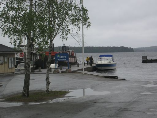 Ihmisiä oli liikkeellä todella vähän, mikä johtui luultavasti säästä (tai sitten ei). Ensimmäiseen haastateltavaamme Perttiin törmäsimme aivan koulun kulmalla.