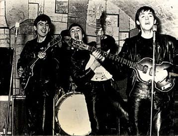 Mustat nahkarotsit ja teddy-tukat olivat jääneet, tilalle olivat tulleet tummat puvut ja liehuvat letit. The Beatles -yhtyeen tunsivat nyt muutkin kuin vain Liverpoolin tytöt.