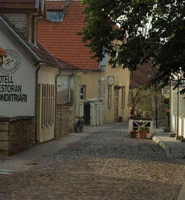 Majoitus on Georg Ots Spa -hotellissa, jossa on mahdollisuus nauttia ylellisistä ja hemmottelevista kylpylähoidoista.
