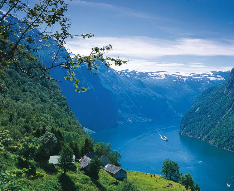 LUONTOMATKAT 73 Geiranger Norjan kauneimmat vuonot 25. 31.7.2011 Norjan vuonot ovat syntyneet luonnonvoimien leikistä.