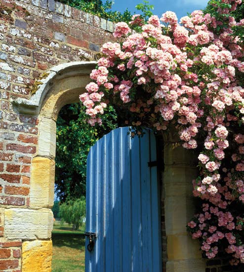 Päivän kohokohta on Sudeley Castle, jonka puutarhan suunnittelussa on huomioitu linnan tuhatvuotinen historia: kymmenen pientä puutarhaa sulautuu saumattomasti yhteen yli viiden hehtaarin alueella.