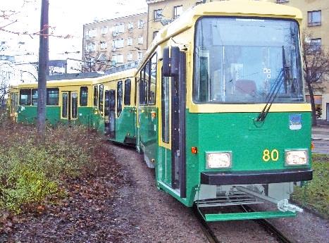 Matalalattiakalusto lisääntyy raitioliikenteessä Suomen ensimmäinen matalalattiaisella väliosalla varustettu nivelraitiovaunu aloitti matkustajaliikenteessä alkuvuodesta.