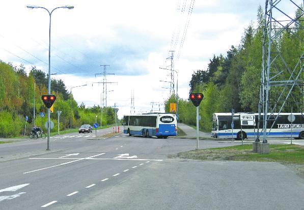 Tavoitteena joukkoliikenteen kilpailukyvyn ja kulkumuoto-osuuden kasvu Tampere panostaa joukkoliikenteen liikennevaloetuihin Mika Kulmala Liikenneinsinööri Tampereen kaupunki, kaupunkiympäristön