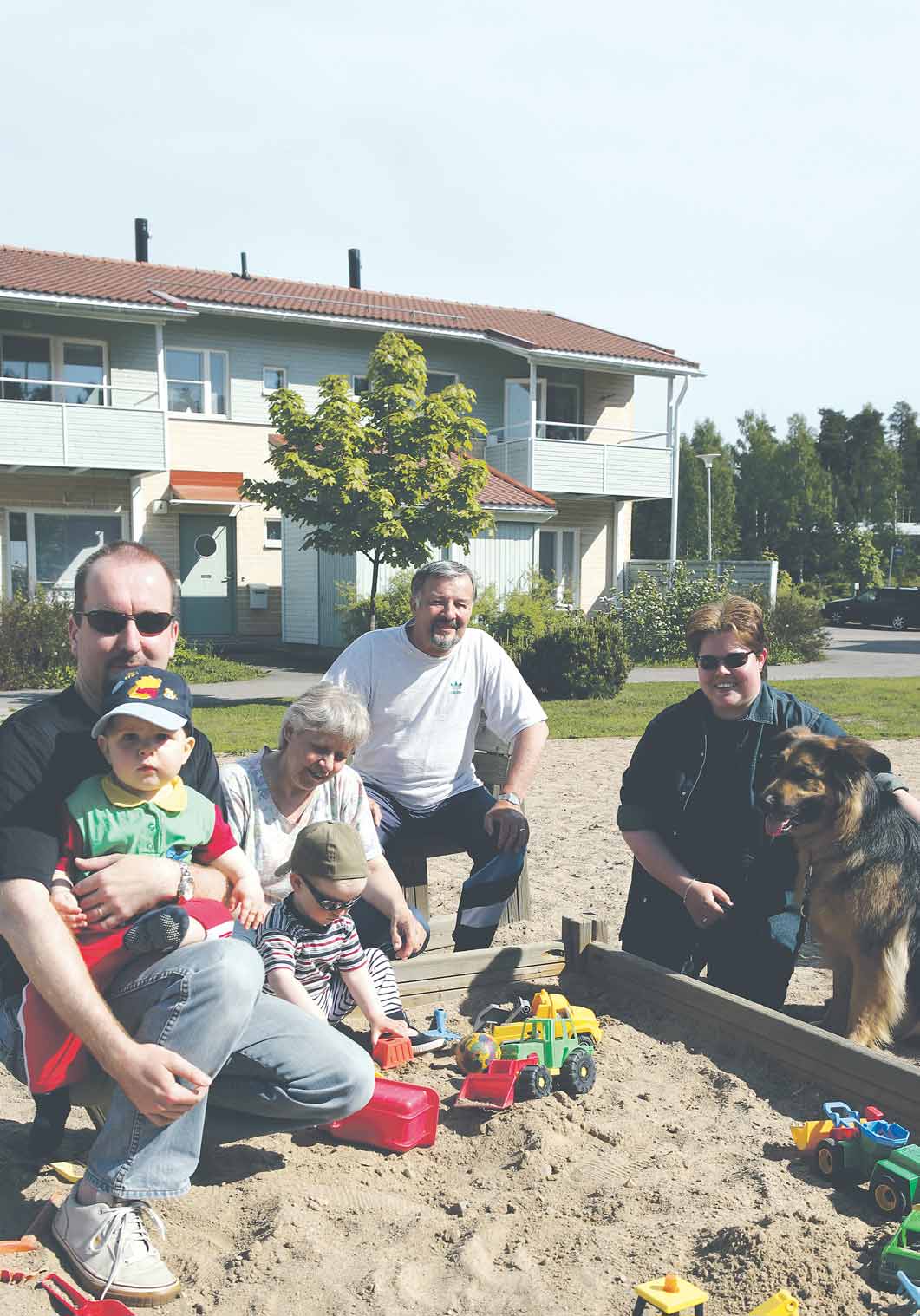 Yksi rinnakkaiselon hyvistä puolista on se, että 2,5-vuotias Aleksi ja 1-vuotias Samuli saavat nauttia lähes päivittäin isovanhempiensa seurasta.