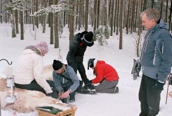 sabotoitu toimimattomaksi. Kahdeksan talossa olevaa naista alkavat epäillä vuorotellen toisiaan.