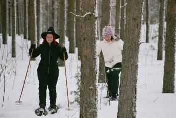 Ennen esitystä yrittäjäporukka kohotti tunnelmaa lasillisella kuohuvaa ja väliajalla nautittiin yhdistyksen tarjoamana