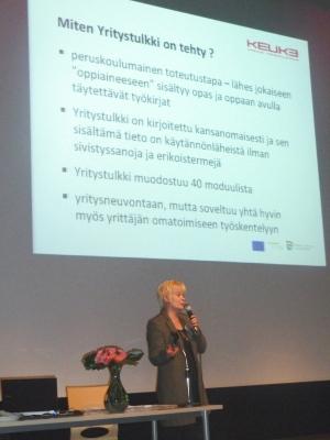 Sisällöstä löytyy erilaisia lomakkeita ja asiakirjapohjia, toimintaohjeita sekä itseopiskelumateriaalia, joita voi halutessaan ladata myös omalle koneelle. Yritystulkki -palvelu on täysin ilmaista.