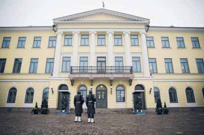 ruotuväki 4/2015 11 kentällä Vartijat palasivat linnaan palveluksessa Presidentinlinnan kunniavartiosto sai uudet vartiokatokset remontin yhteydessä.