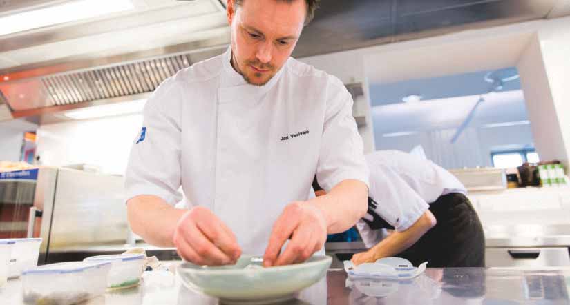 ruotuväki 4/2015 VAPAALLA 15 MICHELIN-TÄHDEN MUNKKI Teksti: Juho Mäki-Lohiluoma Ulkoasu: Eetu Lehmusvaara Kuvat: Aku Siukosaari Keittiöpäällikkö Jari Vesivalo häärää kiireisenä ravintola Olon