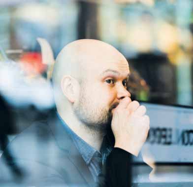 Sarjojen tuottaja, Aito Median toimitusjohtaja Ilkka Hynninen sanoo rakastavansa ihmisten tarinoiden kertomista kuvan ja äänen keinoin.