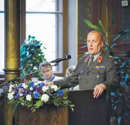 ruotuväki 4/2015 3 uutiset Ilmavoimien koulutus lensi saman katon alle Kolmen ilmavoimien koulun toiminta siirtyi yhteen puolustushaarakouluun. Puolustusvoimauudistus muutti ilmavoimia monipuolisesti.