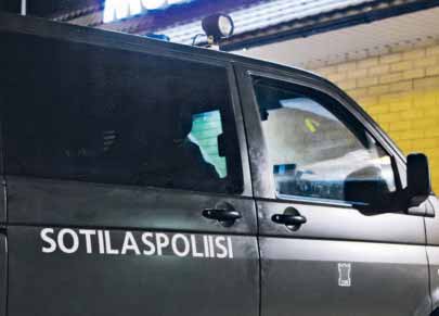 ruotuväki 4/2015 5 uutiset Sotilasrikosten määrä laski jälleen tähtäimessä Mikä on varusmiehen hiusten oikea mitta?