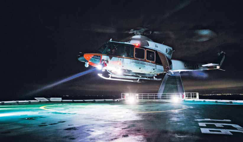 ruotuväki 4/2015 7 reportaasi Kuvat: Aku Siukosaari Rajavartiolaitoksen kopteri laskeutuu matkavauhtiaan kulkevalle Tallink Starille.