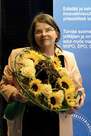 Suomalaiset palkinnonsaajat Berliinissä vas. Taina Puuma - lainen, Aino Heikkinen ja Virpi Roto. Maila Hakala 25.4.2008 saatuaan Elämäntyö - palkinnon.