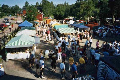 6 VANTAAN KANSANPERINTEEN YSTÄVÄT - VUODESTA 1988 Satojen ihmisten iloinen puheensorina täyttää alueen, jota hallitsee keskiaikainen kivikirkko ja sen ympärillä oleva kirkkomaa.