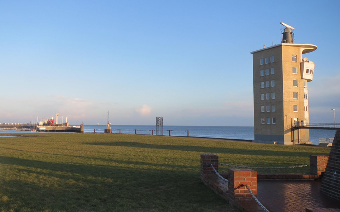 KUVA 28. Havariekommandon toimisto- ja kokoustilat sijaitsevat tutkatornissa Cuxhavenin satamassa (kuva: Raisa Kääriä).