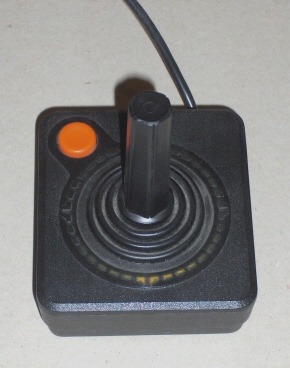 Kuva 5.1: Atari 2600:n peliohjain. 5.1.1 Digitaaliset sauvaohjaimet Digitaaliset sauvaohjaimet perustuvat nimensä mukaisesti sauvan asennon tai liikkeen täsmälliseen määrittämiseen.