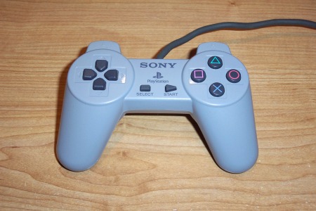(a) PlayStation Control Pad. (b) PlayStation DualShock 3. Kuva 5.7: Vanhin ja uusin Sony PlayStation -peliohjain. 5.2.2 Sony Sonyn pelikonsoliperheen nimi on PlayStation.