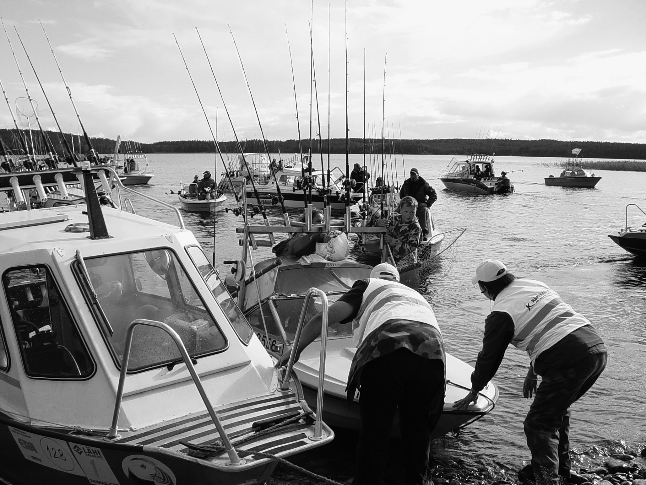 SM-vetouistelijat rantautumassa Kivijärven satamaan elokuussa 2004. Kuva: Kivijärven valokuvaseura ETSIN/Pirkko Korpiaho-Hakala koukkuja ja kolme lahnaa peräkkäin.
