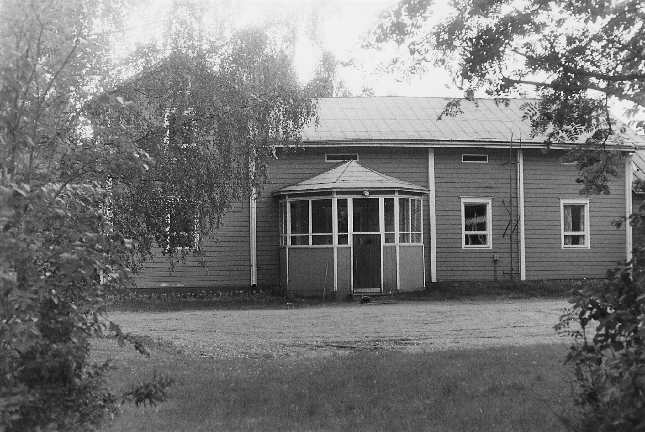 Yrjö Havaksen lapsuudenkoti, vanha pappila. Kuva: Kivijärven kotiseutukokoelma tausmaalla. Menkää heti hakemaan ne pois. Lea lähti oitis niiden perään.