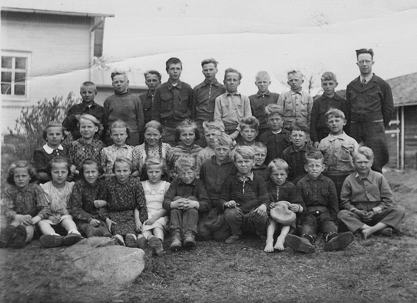 Tällaista oli Ahtin Kuva: Ahti Särkinen kouluaikana. Ahti Särkinen kuvassa opettaja Aatto Mäntyvaaran vieressä v. -45. A loitin koulun syyskuussa 1941. Isäni oli kuollut kesäkuussa.