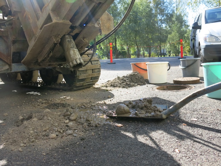 oli vielä tekemättä. Musta putki on kiinteistön muita putkia.