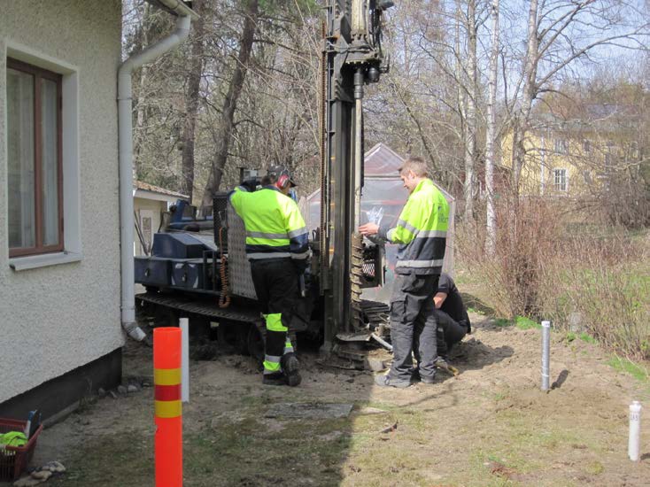 Raportti 5 Janakkalassa käsittelyveden imeytysputket asennettiin kairausreikiin (7 kpl) noin kolmen metrin syvyyteen öljyyntyneen alueen tasolle maanalaisen öljysäiliön ympäristöön (kuva 3).