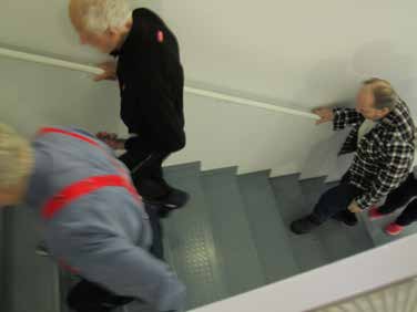 Tupavierailut Yksi tai useampi asukas vierailee hoitajan seurassa toisissa tuvissa rappusia käyttäen. Mikäli rappuskävely ei onnistu, käytetään hissiä ja kävely tapahtuu pelkästään käytävillä.