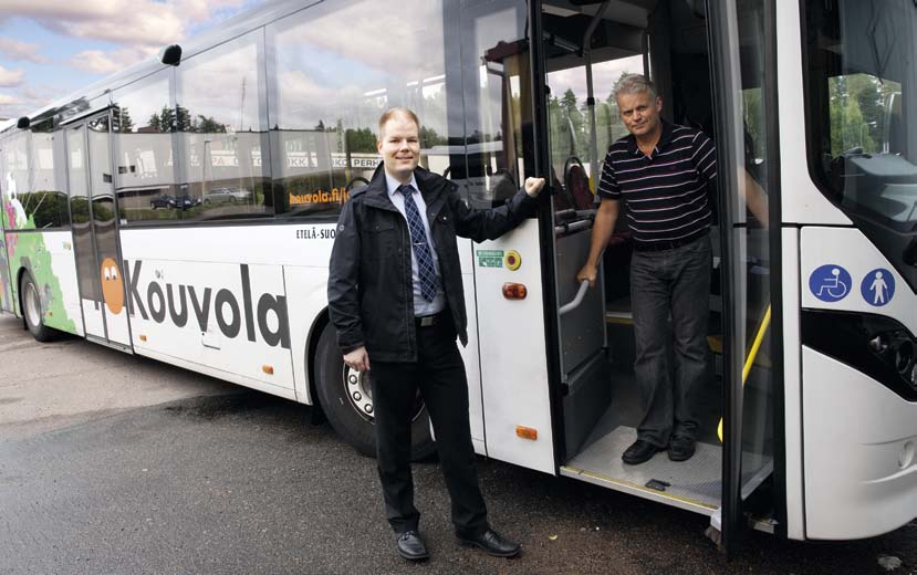 Linja-autossa matkustamisesta on tulossa entistä sähköisempää. Kouvolan kaupungin viimeaikainen joukkoliikenteen kehitys saa Savonlinjan paikallispäällikkö Jukka Kossilalta liki kiitettävän arvosanan.