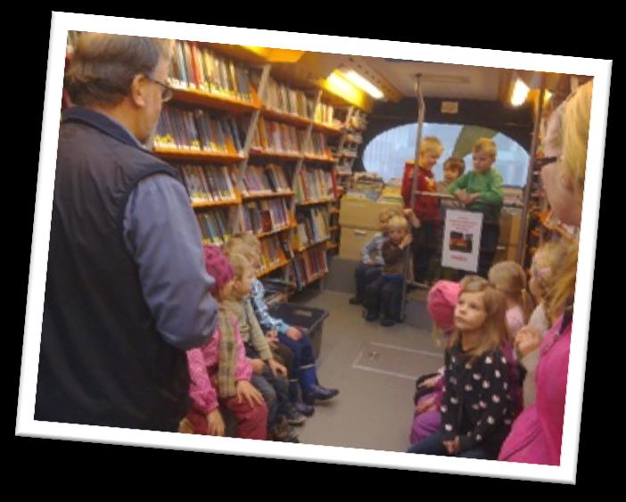 VUOROIN VIERAISSA KOULULLA JA KIRJASTOSSA KIRJASTOAMMATTILAISET KOULULLA Kirjastotyöntekijä lisää osaamista, jakaa vastuuta sekä tutustuttaa lapset kirjastohenkilökuntaan.