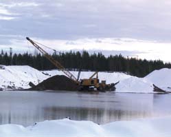 LIITE 6/4 d) pohjavesialueiden ulkopuolisilla ottamisalueilla suojakerroksen paksuus on vähintään 1 2 metriä.