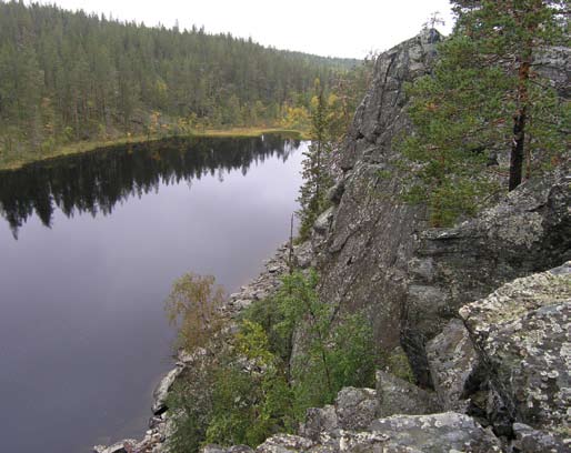 a b Kuvat 3 a b. Kallio tai harju rantamaisemassa on esimerkki maa-aineslain 3 :n käsitteestä kaunis maisemakuva.