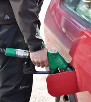 Säilytä bensiiniä kylmässä, hyvin tuuletetussa tilassa. Lain mukaan autotallissa saa säilyttää bensiiniä enintään 60 litraa auton polttoainetankin sisällön lisäksi.