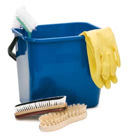 Kemikaalit kotona Siivous Ekologinen siivous = siivoa säännöllisesti vettä säästäen mahdollisimman miedoilla aineilla ja nykyaikaisilla siivousvälineillä.