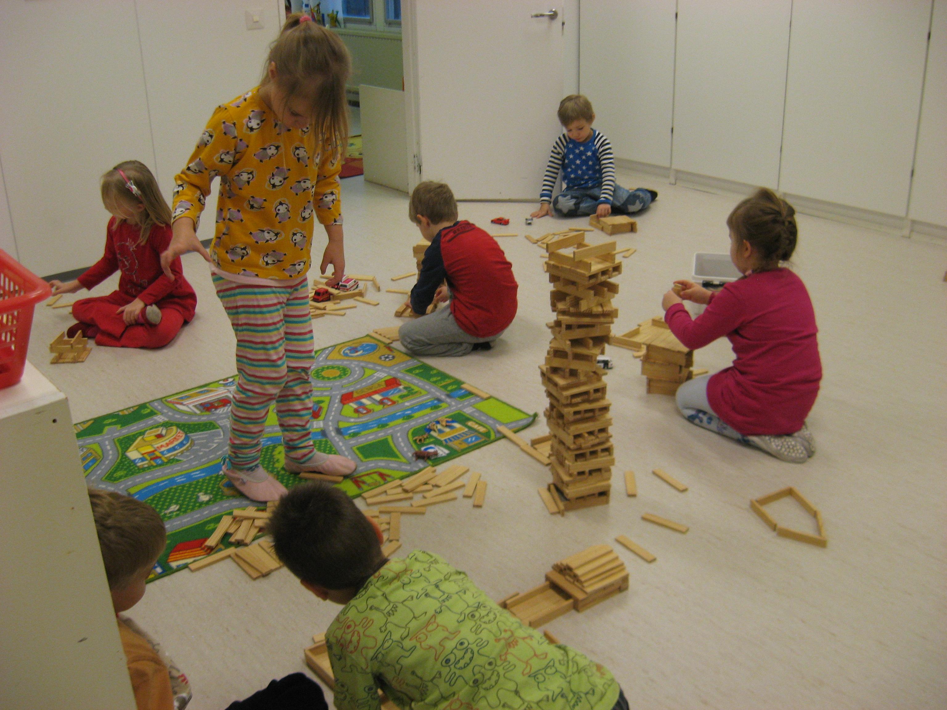 Aula Aulassa lapsilla on mahdollisuus käyttää erilaisia liikunta-, rakentelu- ja