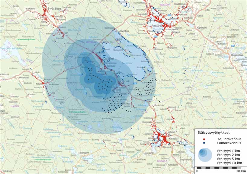 Kuva 68. 1:n, 2:n, 5:n ja 10:n kilometrin etäisyysvyöhykkeet suunniteltujen tuulivoimaloiden ympärillä ja lähialueen asuinrakennukset ja loma-asunnot.