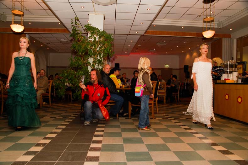 22 Esimerkkinä ravintolanäytös Syksyllä 2009 Kotkan konserttitalon Duetto -ravintolan tiloihin Retro Fashion - nimisen tapahtuman yhteyteen organisoimani Retro Style -näytös (Kuva 10.