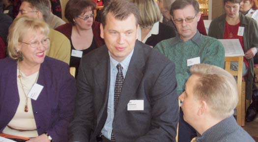 Verkottuminen käynnissä KULMAhankkeen seminaarissa Paimiossa maaliskuussa 2003.