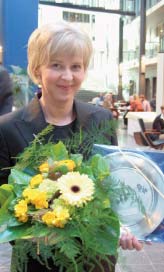 Sadas väitös Turun kauppakorkeakoulussa Turun kauppakorkeakoulussa väiteltiin sadatta kertaa perjantaina 2.4.2004, kun Anni Paalumäki puolusti väitöskirjaansa Keltaisella johdetut.