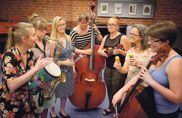 Lisäksi järjestettiin minikonsertteja U-sairaalan aulassa ja iltakonsertti T-sairaalassa.