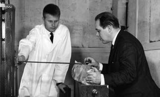 Muovipuun valmistusta radiokemian laitoksella 1960 -luvun lopulla, kuvassa oikealla prof. Jorma K. Miettinen ja laboratorioinsinööri Timo Autio.