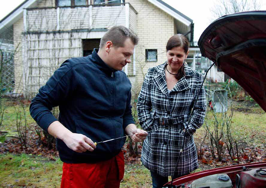 Tiina Liljeberg löysi autonsa kunnon tarkastajan Hyvinkään aikapankki Hyvästä, jossa Jari Antikainen tarjoutuu tekemään pieniä autonhuoltotöitä.