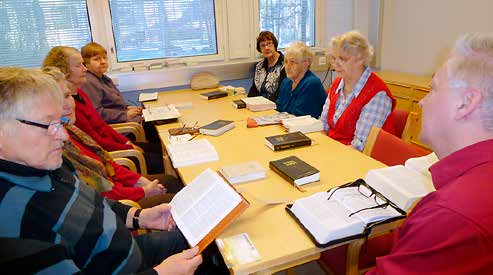 Seurakuntatyö tutuksi Pastori Esa Kokko on aamukahvilla Kauppakeskus Willan kahvilassa. Eläkeläinen Kari Gråsten tulee pöytään ja esittää oman näkemyksensä seurakunnan sanomaan suhtautumisestaan.
