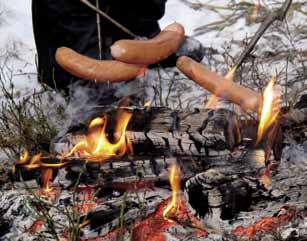 ta toisen maalle ilman lupaa, mutta lupavaatimus koskee vain maa-alueita. Tämän perusteella on katsottu, että jääpeitteisellä vesialueella voi sytyttää tulen.