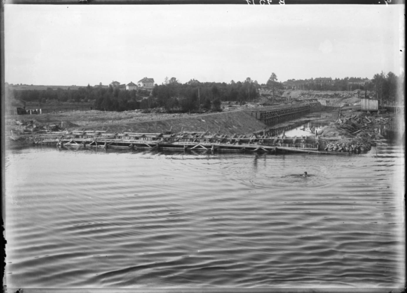 16 Kallaveden saaresta hankkimansa kivilouhoksen ja sopivan kuljetuskapasiteetin ansiosta Oskar Flink sai vuonna 1912 Juojärven kanavatyön, joka oli alunperin tarkoitus toteuttaa valtion omana työnä.